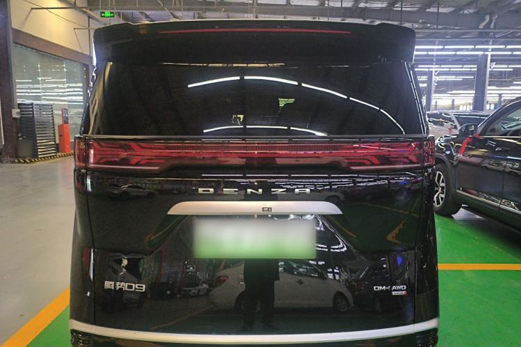 Used Denza D9 2025 DM-i Smart Drive 1020 Four-Wheel Drive Deluxe Model
