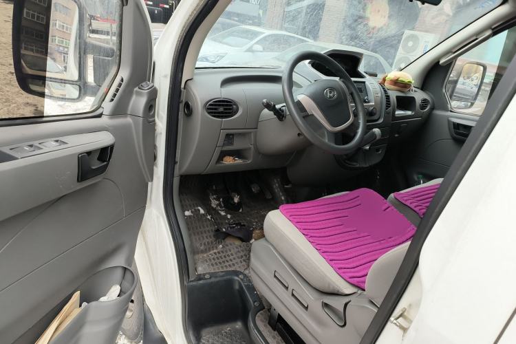 Used SAIC MAXUS Xintu V80 2016 2.5T Manual Aoyuntong National IV Short Wheelbase Mid-Roof 6-Seater