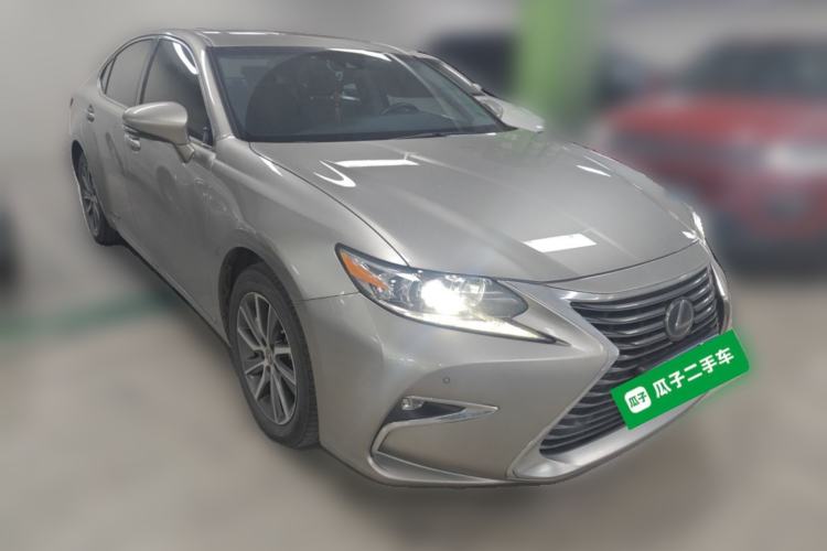 Used Lexus ES 2015 300h Comfort Edition Front Right 45 Deg