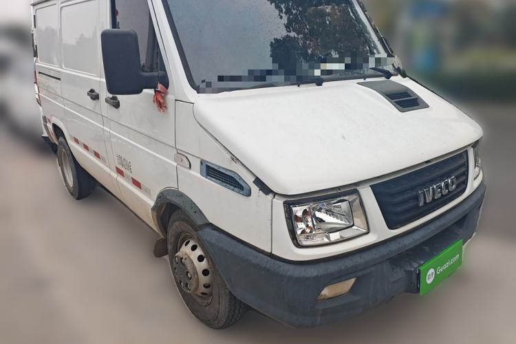 Used Iveco Daily 2020 2.8T V35 Box Truck with Dual Tires Mid-Roof Design 3 Seats Emission Standard China V
