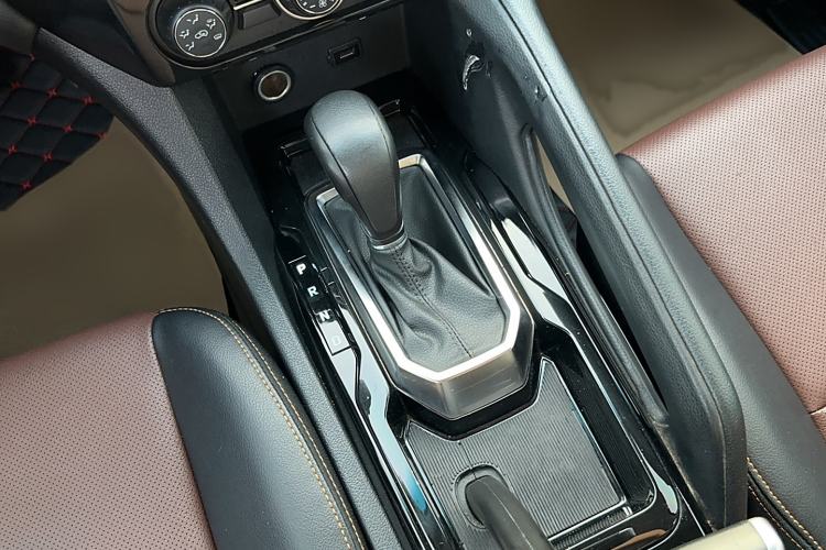 Used JMC Yusheng S350 2016 2.0T Automatic All-Wheel Drive Gasoline Ultra-Luxury 5-Seater
