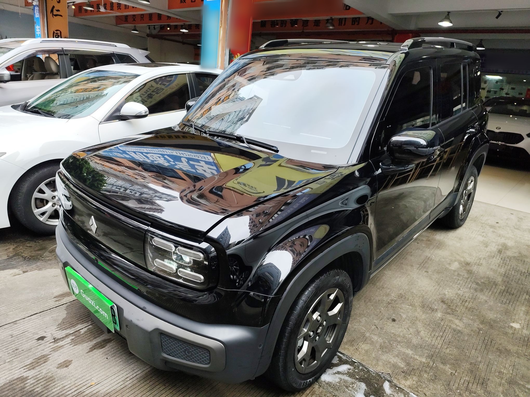 تحت مقدمة السيارة