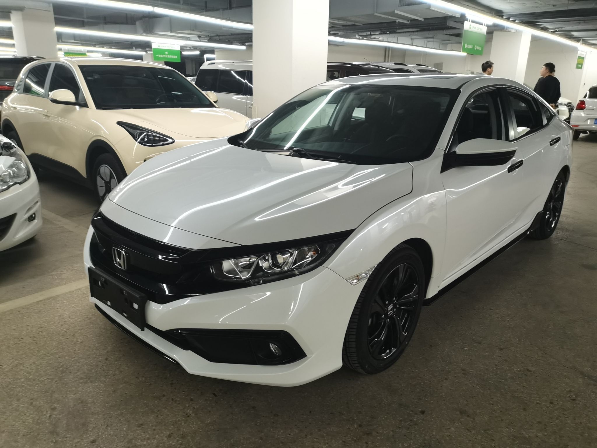 Под передней частью автомобиля