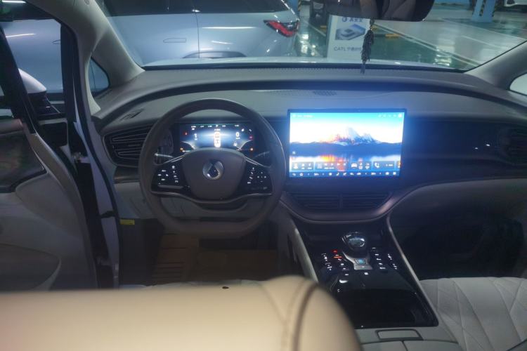 Used Denza D9 2022 DM-i 1040 Prestige Model
