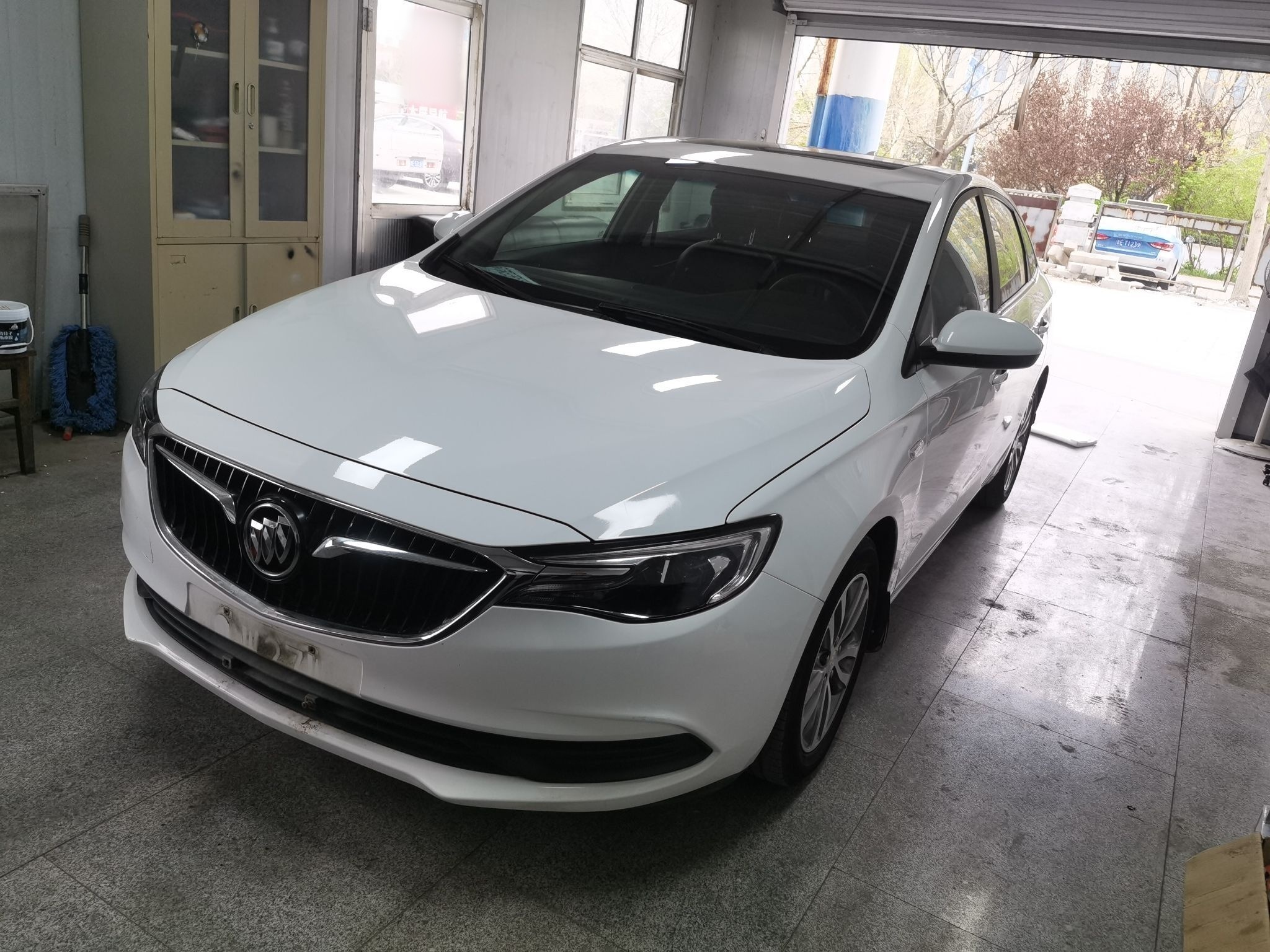 تحت مقدمة السيارة