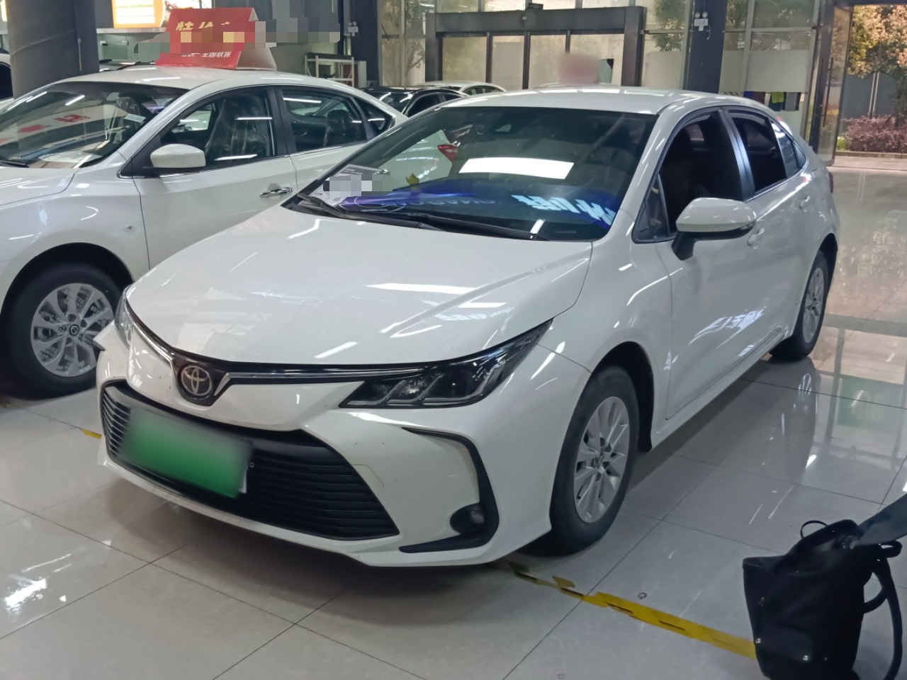 تحت مقدمة السيارة