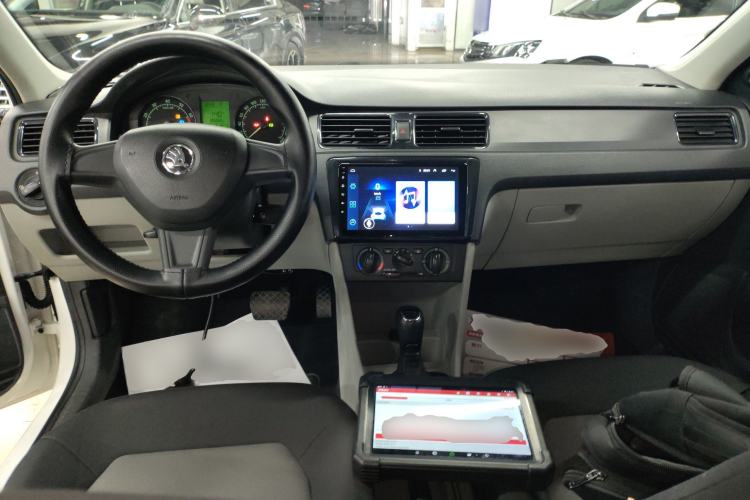 Used Skoda Rapid 2016 1.6L Automatic Front-Wheel Drive Model Center Console