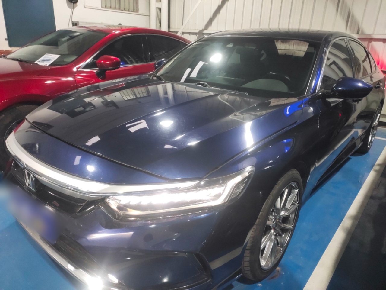 تحت مقدمة السيارة