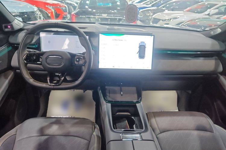 Used Lynk & Co 08 EM-P 2025 220 km All-Wheel-Drive Performance Halo