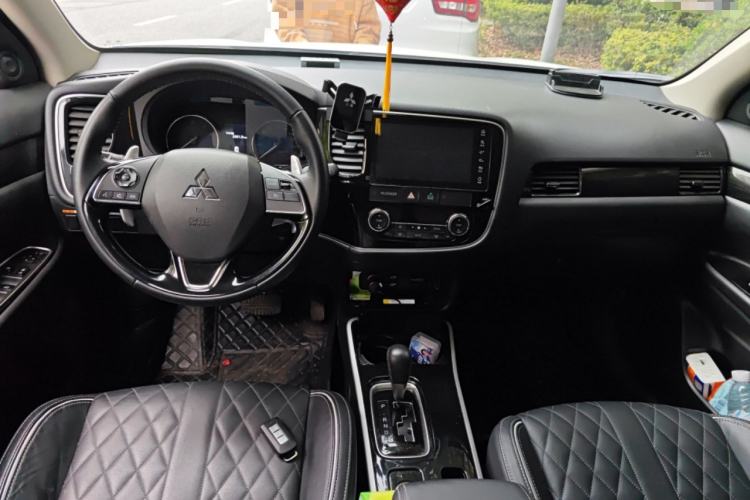 Used Mitsubishi Outlander 2020 2.4L 4x4 Zhi Xiang Edition 5 Seats Center Console