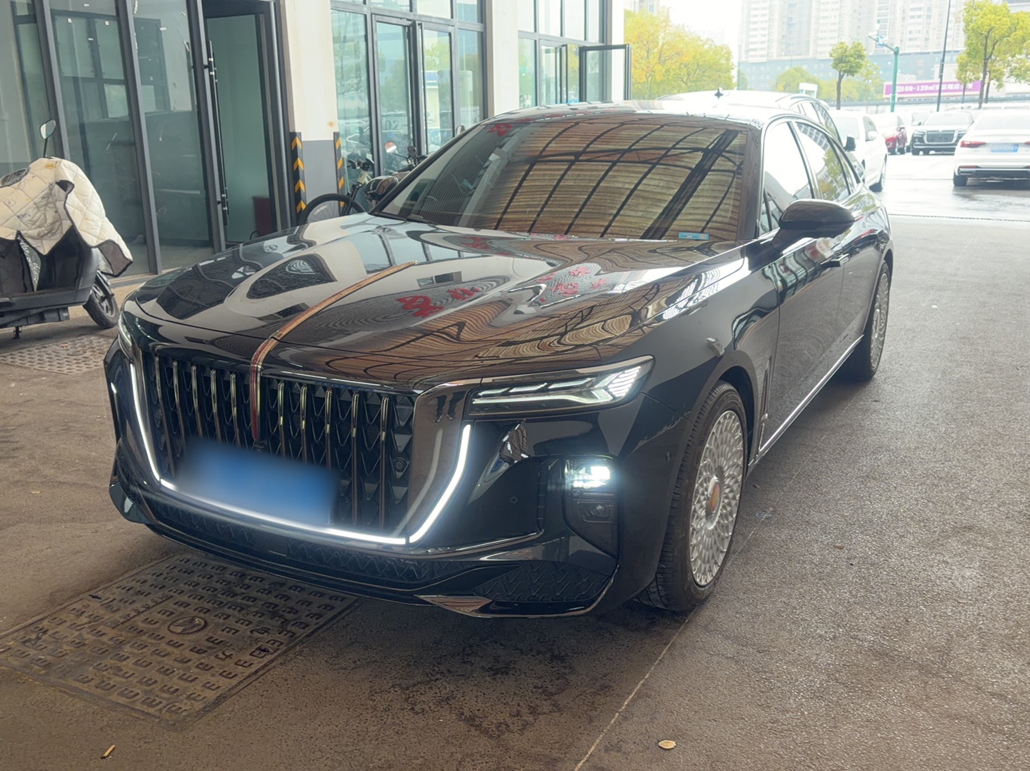 تحت مقدمة السيارة