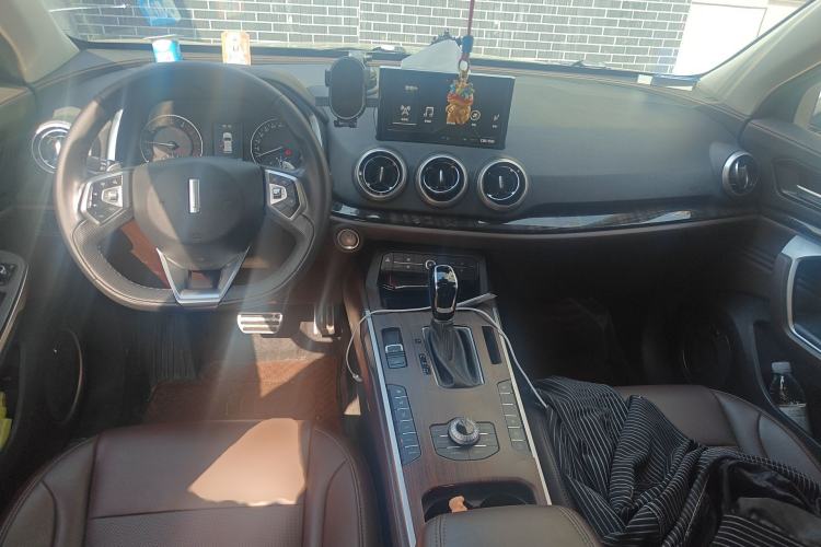 Used Wey VV5 2019 Upgraded Model 2.0T Two-Wheel Drive Ultra-Luxury Version China V Standard Center Console