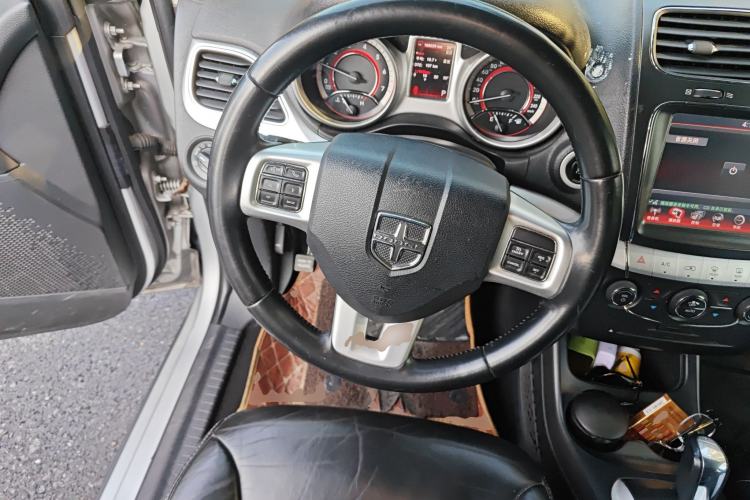 Used Dodge Journey 2013 2.4L Two-Wheel Drive Luxury Version Steering Wheel