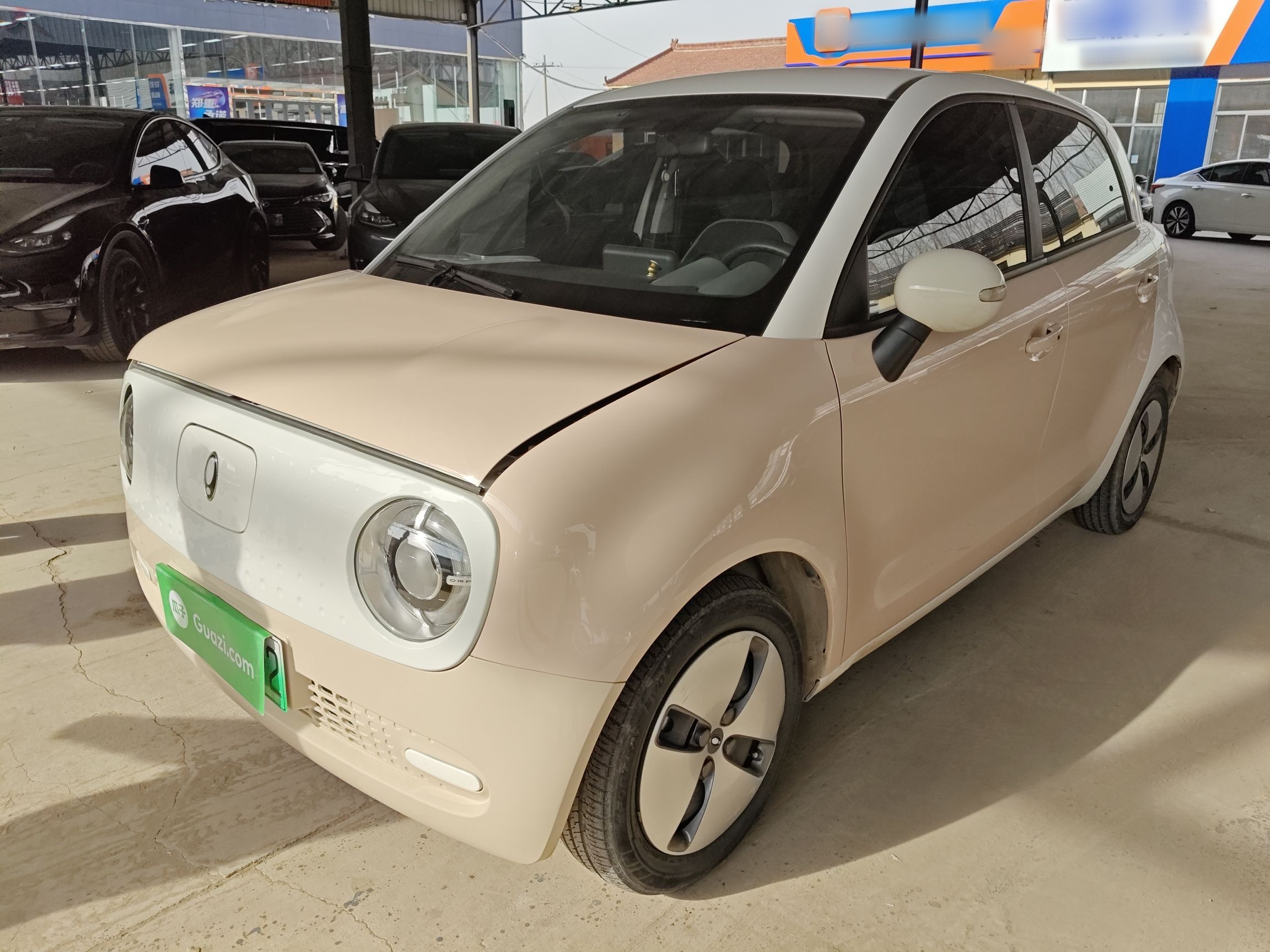 تحت مقدمة السيارة