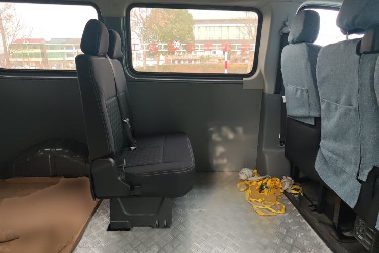 Used SAIC MAXUS Xintu V80 2019 2.5T Classic AMT Aoyuntong Facelifted Short-Wheelbase Mid-Roof 5/6-Seater Left Rear Seat