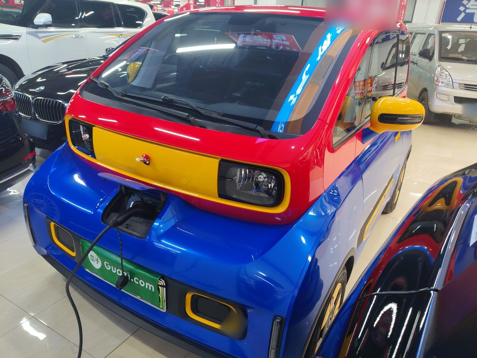 تحت مقدمة السيارة