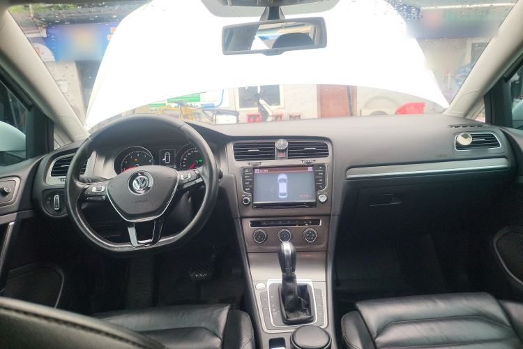 Used Volkswagen Golf 2016 230TSI Automatic Luxury Version Center Console