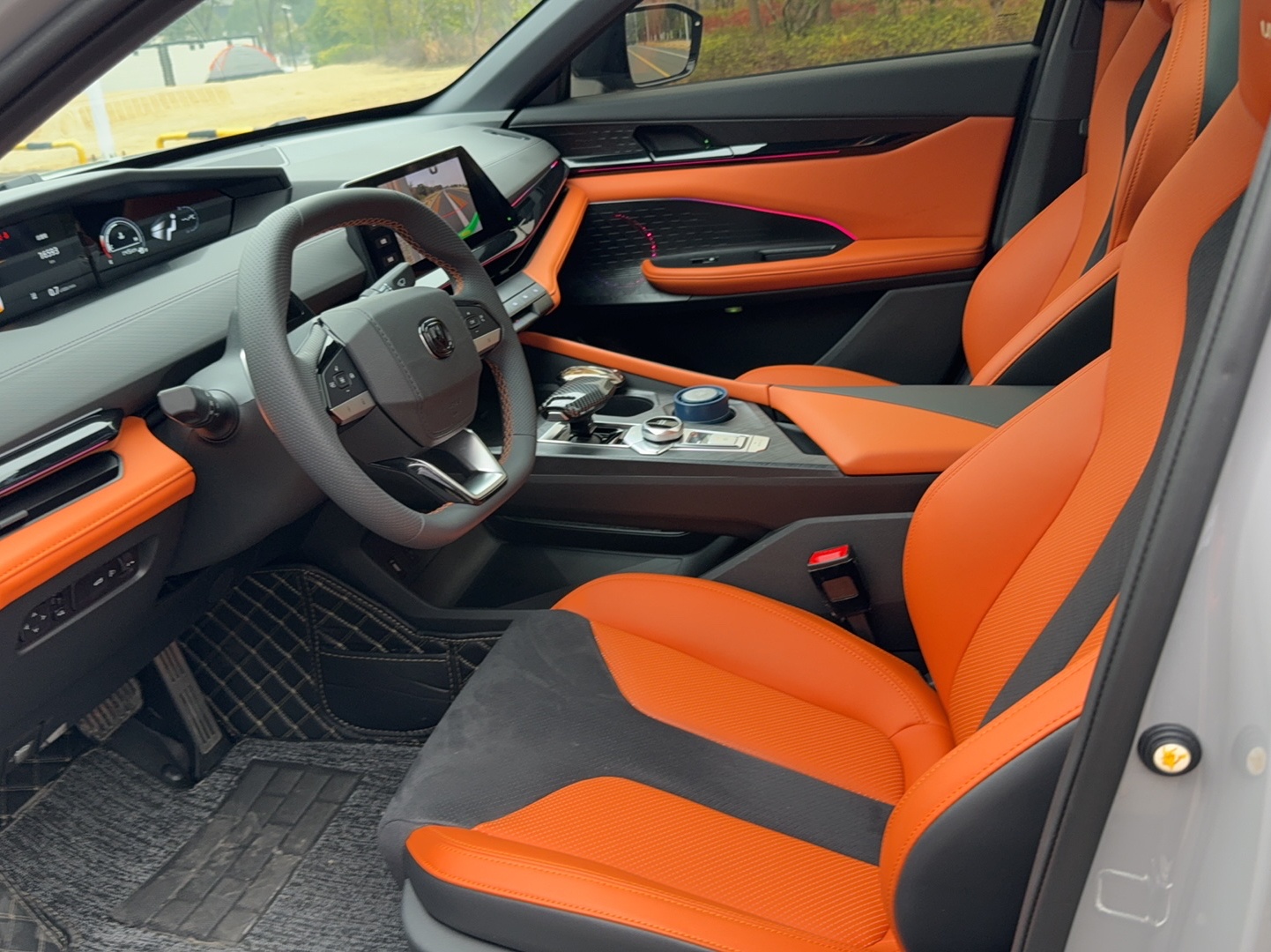 المقاعد الأمامية داخل السيارة