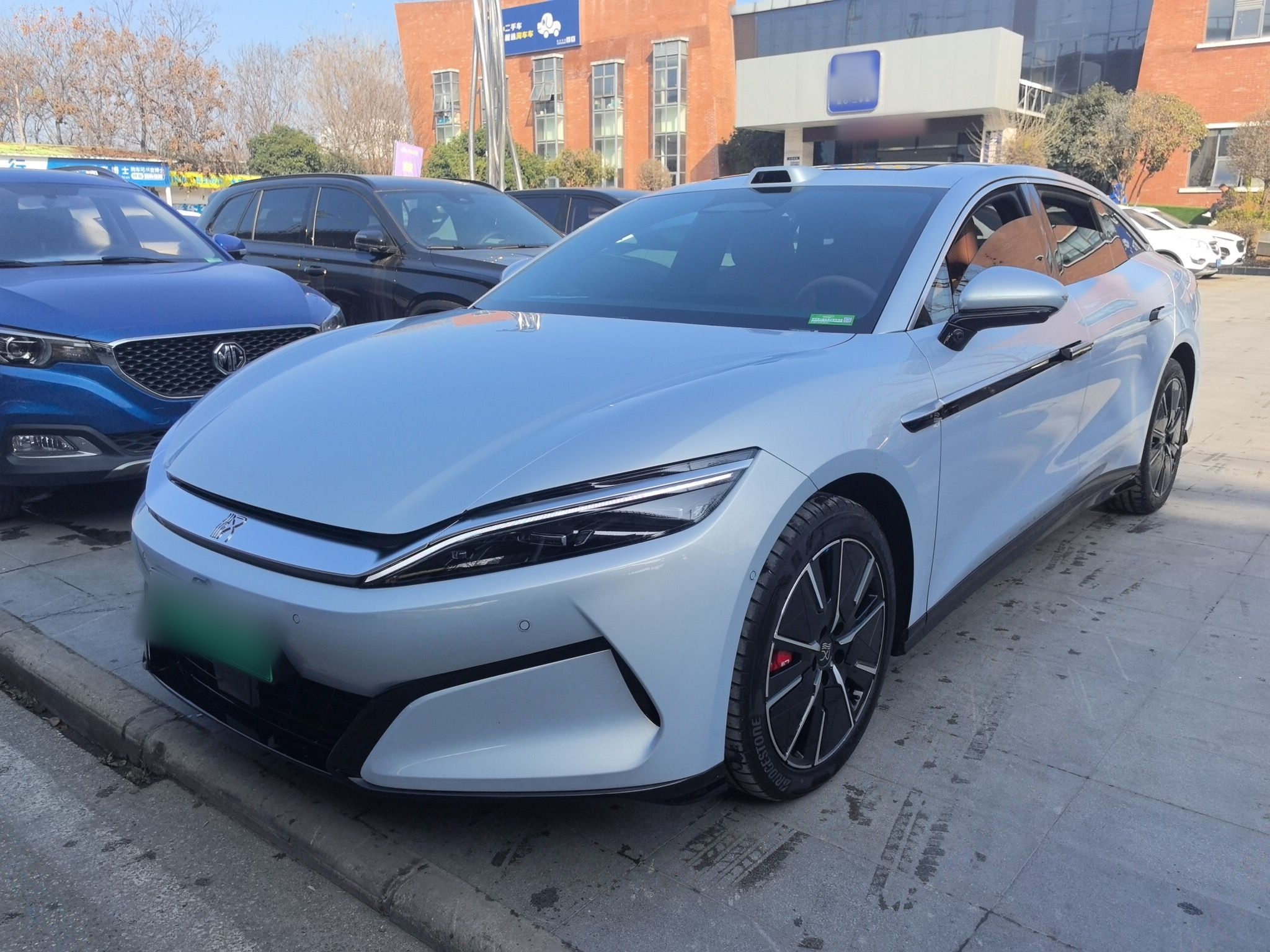 Под передней частью автомобиля