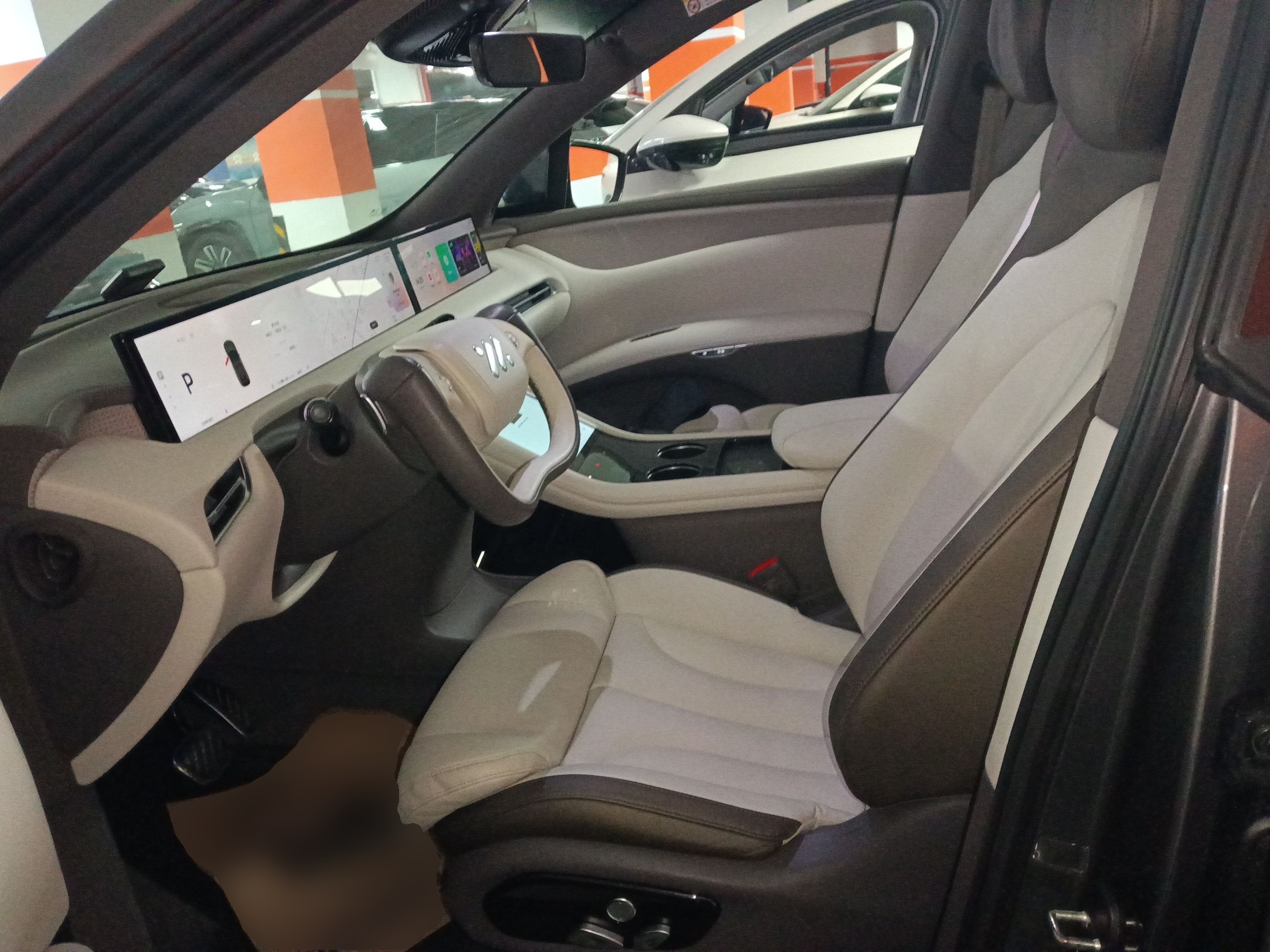 Переднее сиденье в автомобиле