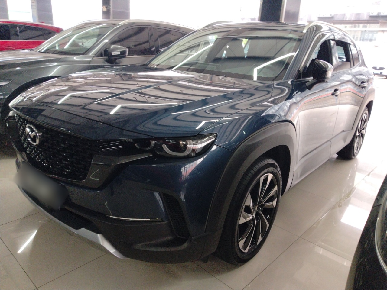 تحت مقدمة السيارة