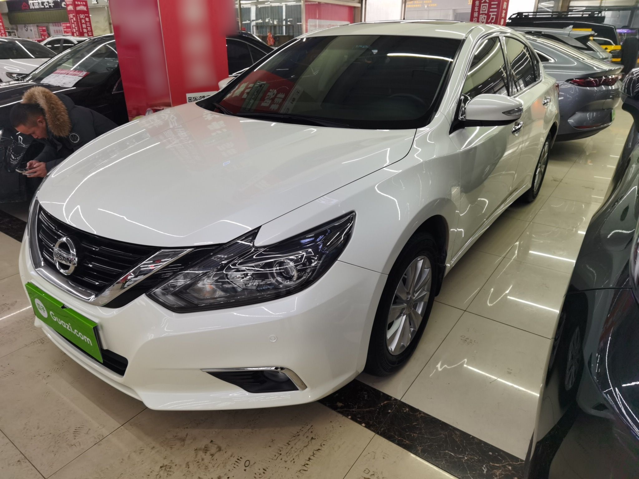 تحت مقدمة السيارة