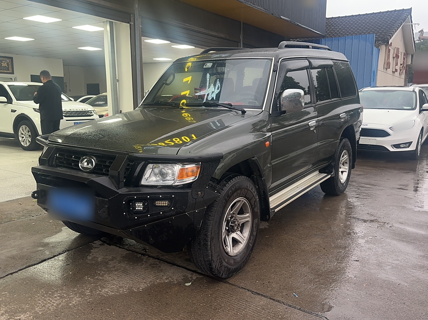 Под передней частью автомобиля