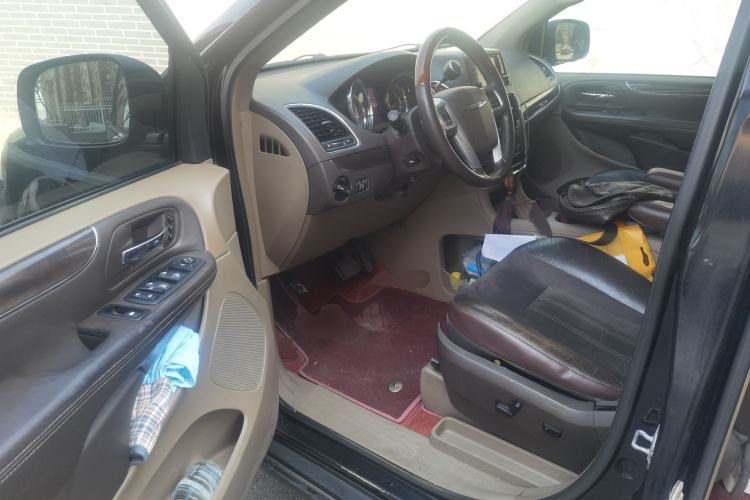 Used Chrysler Grand Voyager 2013 3.6L Luxury Edition Driver Seat