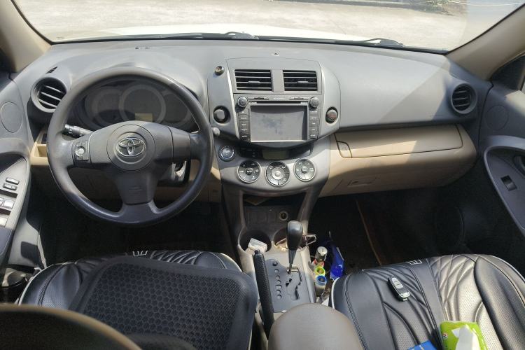 Used Toyota RAV4 2013 2.0L CVT Two-Wheel Drive Urban Edition Center Console