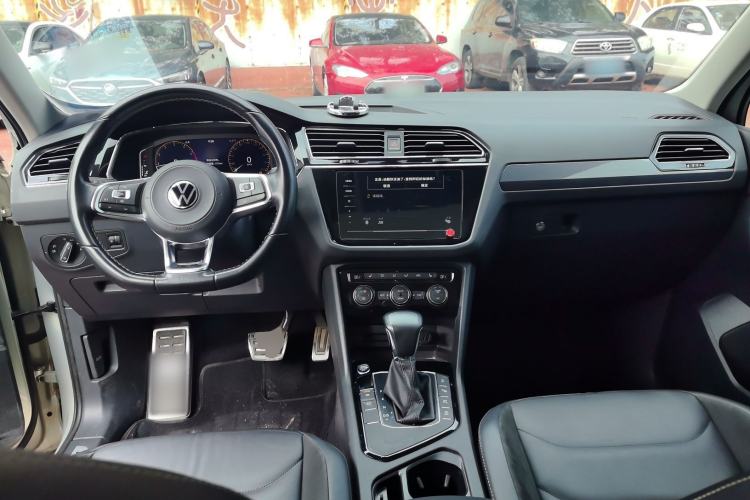 Used Volkswagen Tiguan L 2021 330TSI Automatic Two-Wheel Drive R-Line Enhanced Edition Center Console