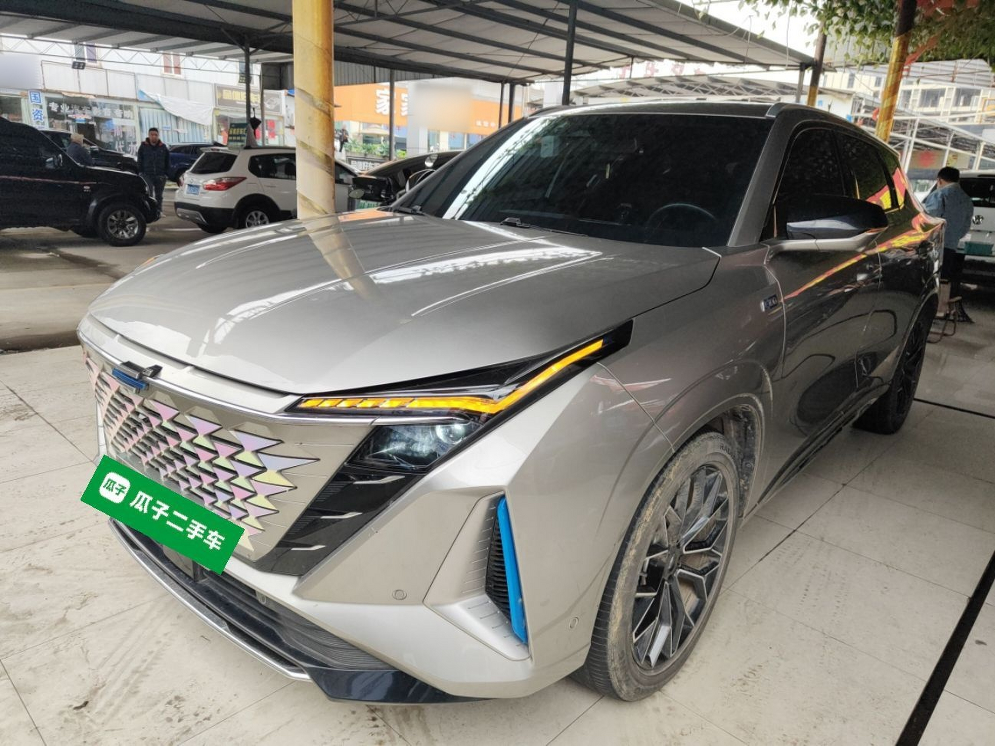 Под передней частью автомобиля