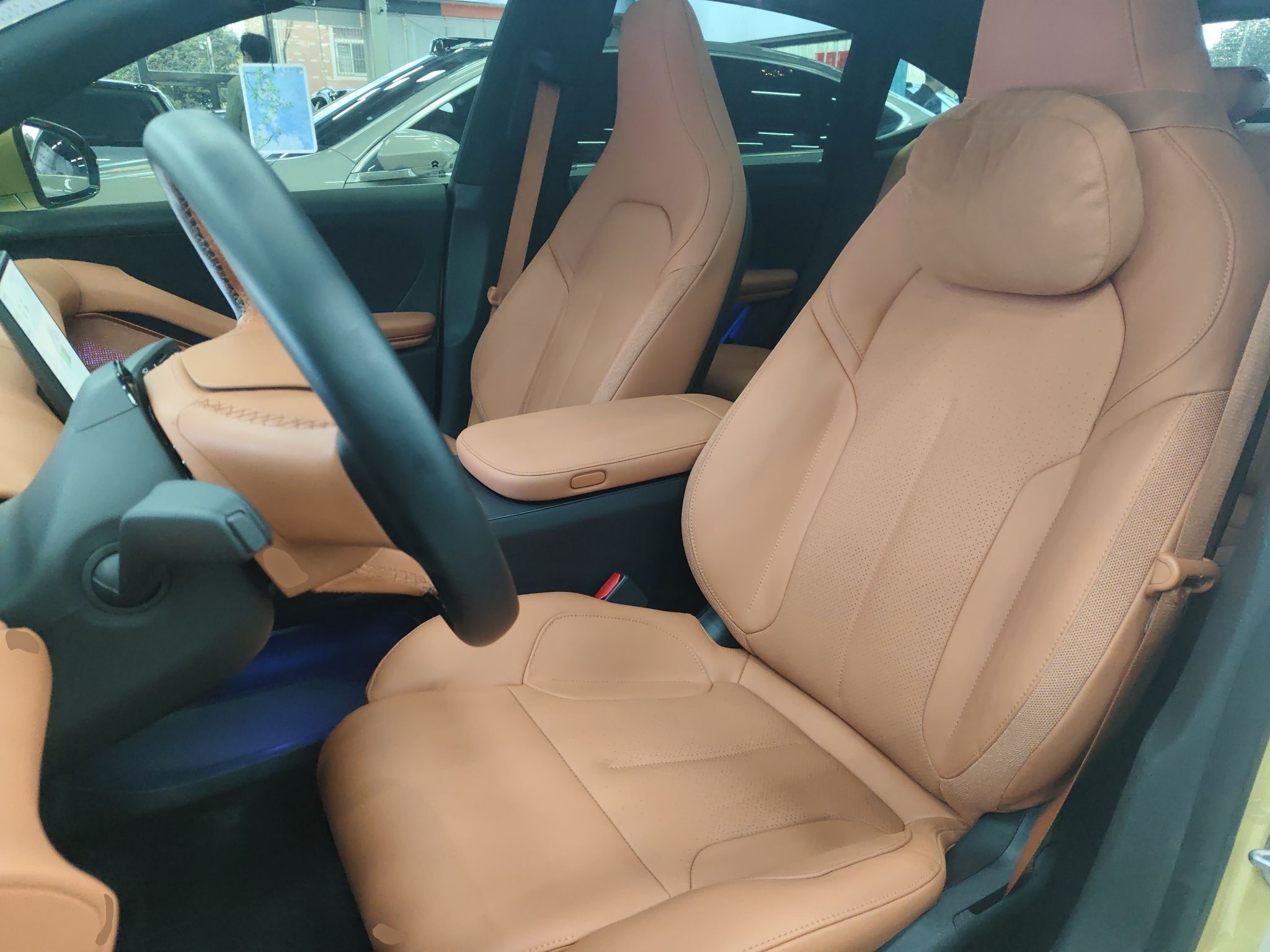 المقاعد الأمامية داخل السيارة