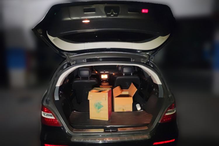 Used Mercedes-Benz R-Class 2017 R 320 4MATIC Business Edition Prestige Model Trunk