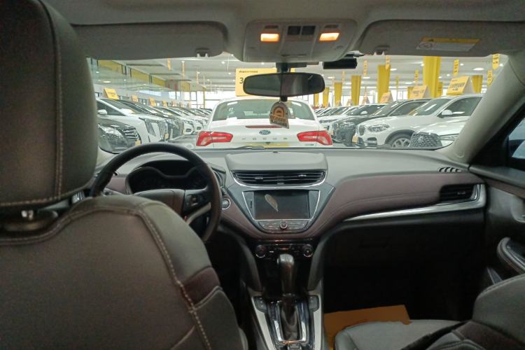 Used Chevrolet Malibu 2018 530T Automatic Luxury Edition Center Console