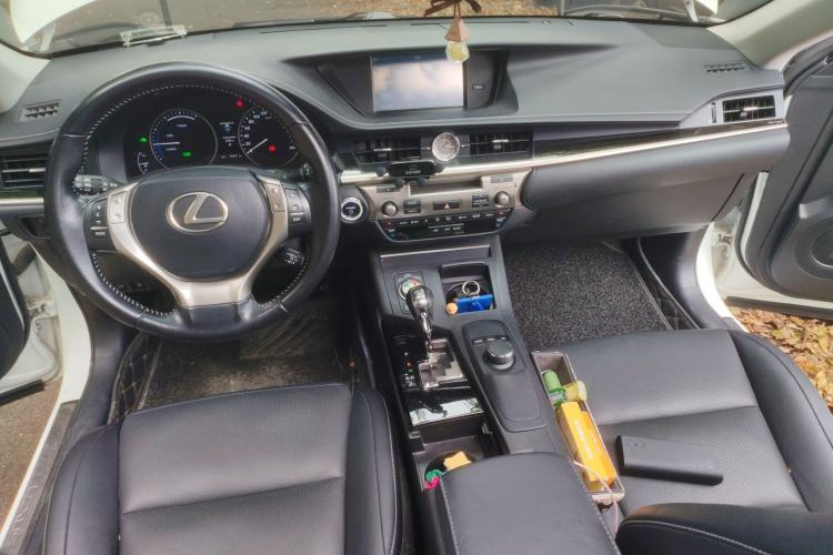 Used Lexus ES 2014 300h Comfort Edition Interior 2