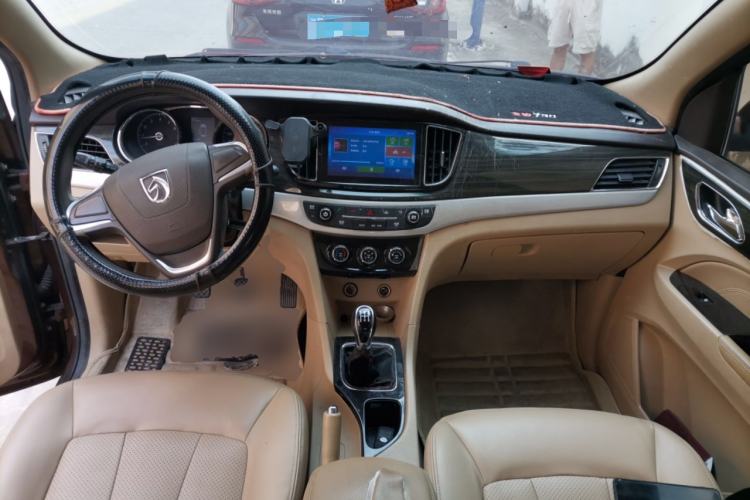 Used Baojun 730 2016 1.5L Manual Comfort Version 7 Seats China V Emission Standard Center Console