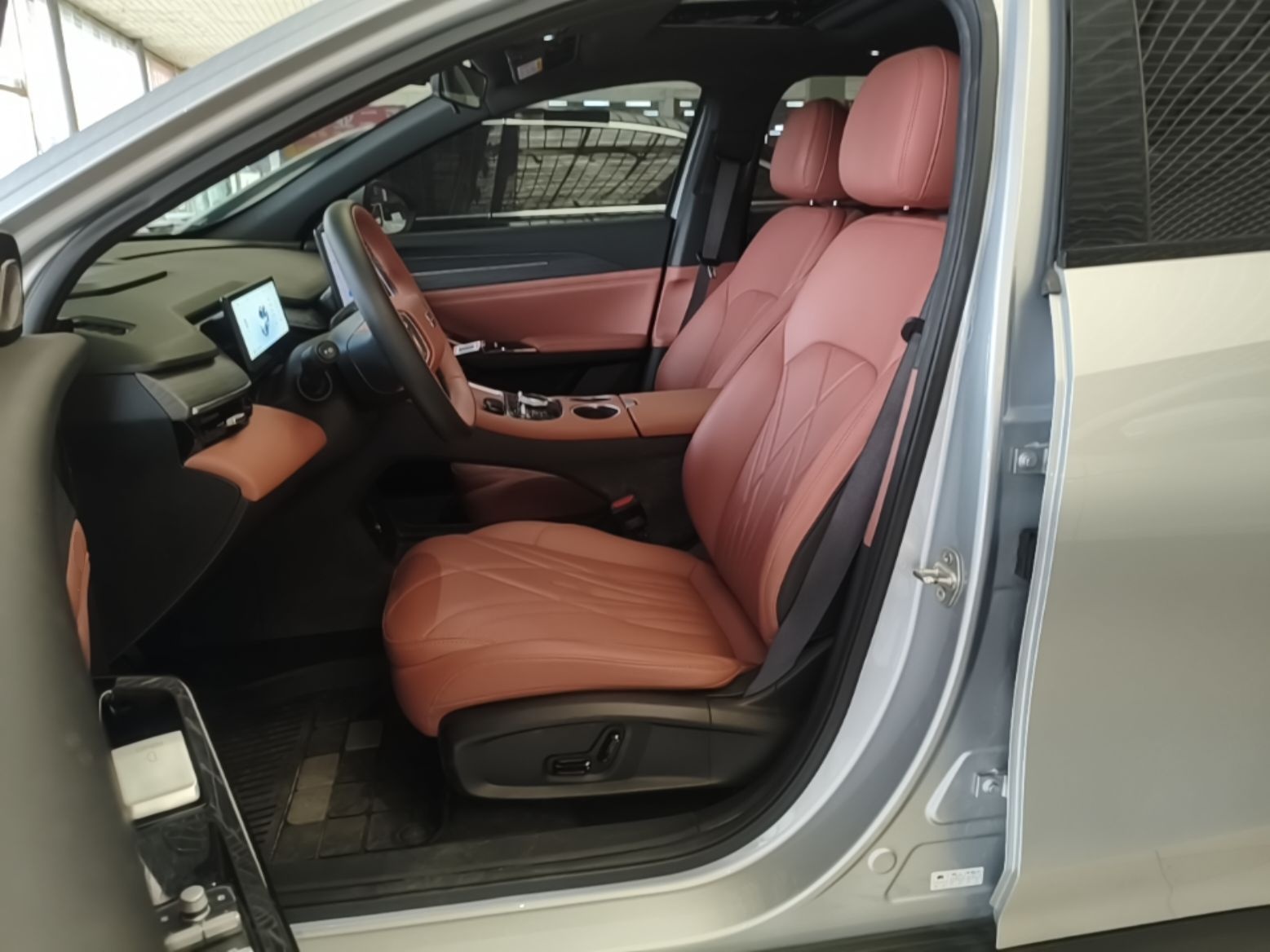 Geely Galaxy L6 2025 EM-i 140km Starship Edition — снимка 17
