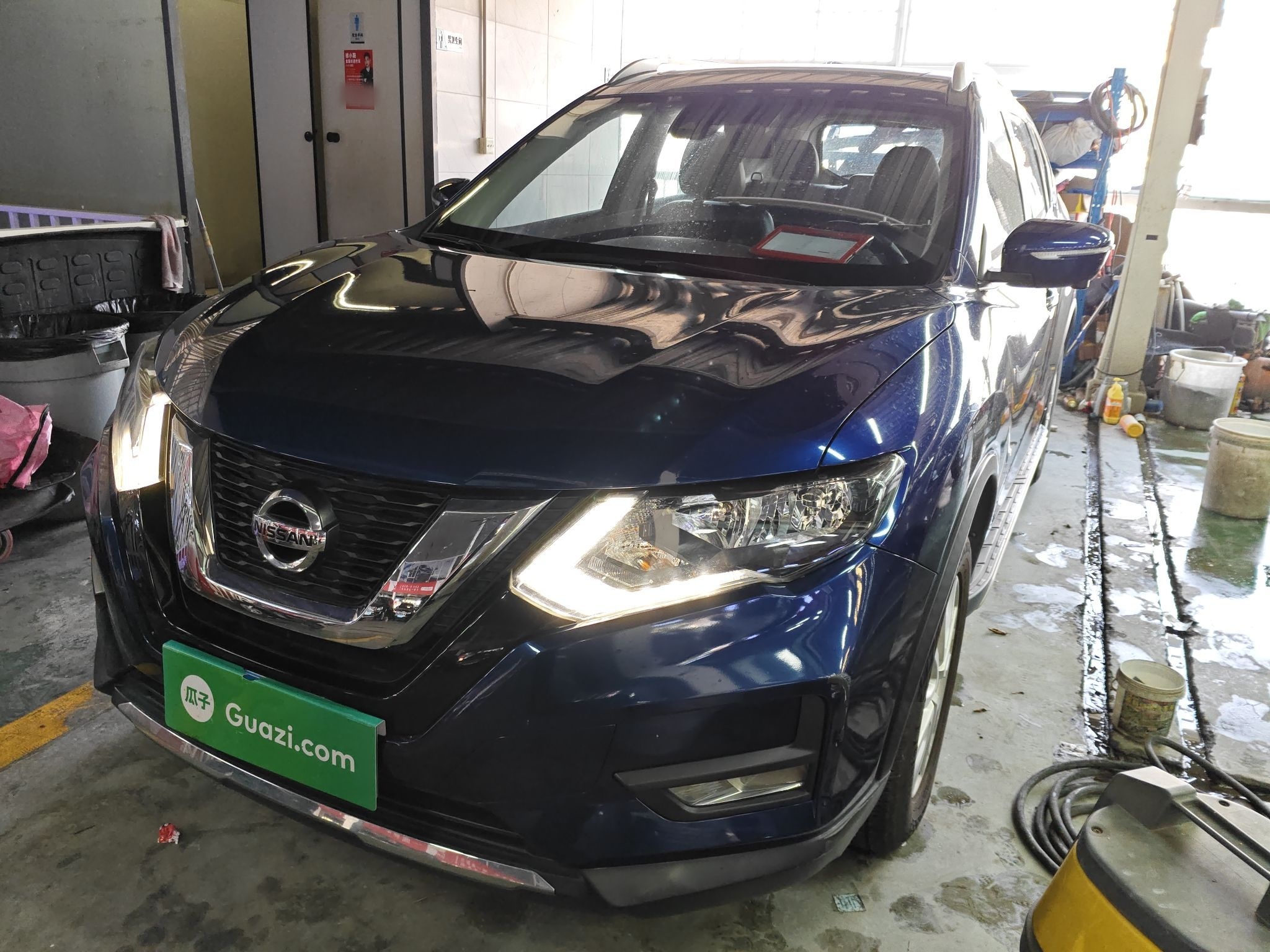 تحت مقدمة السيارة