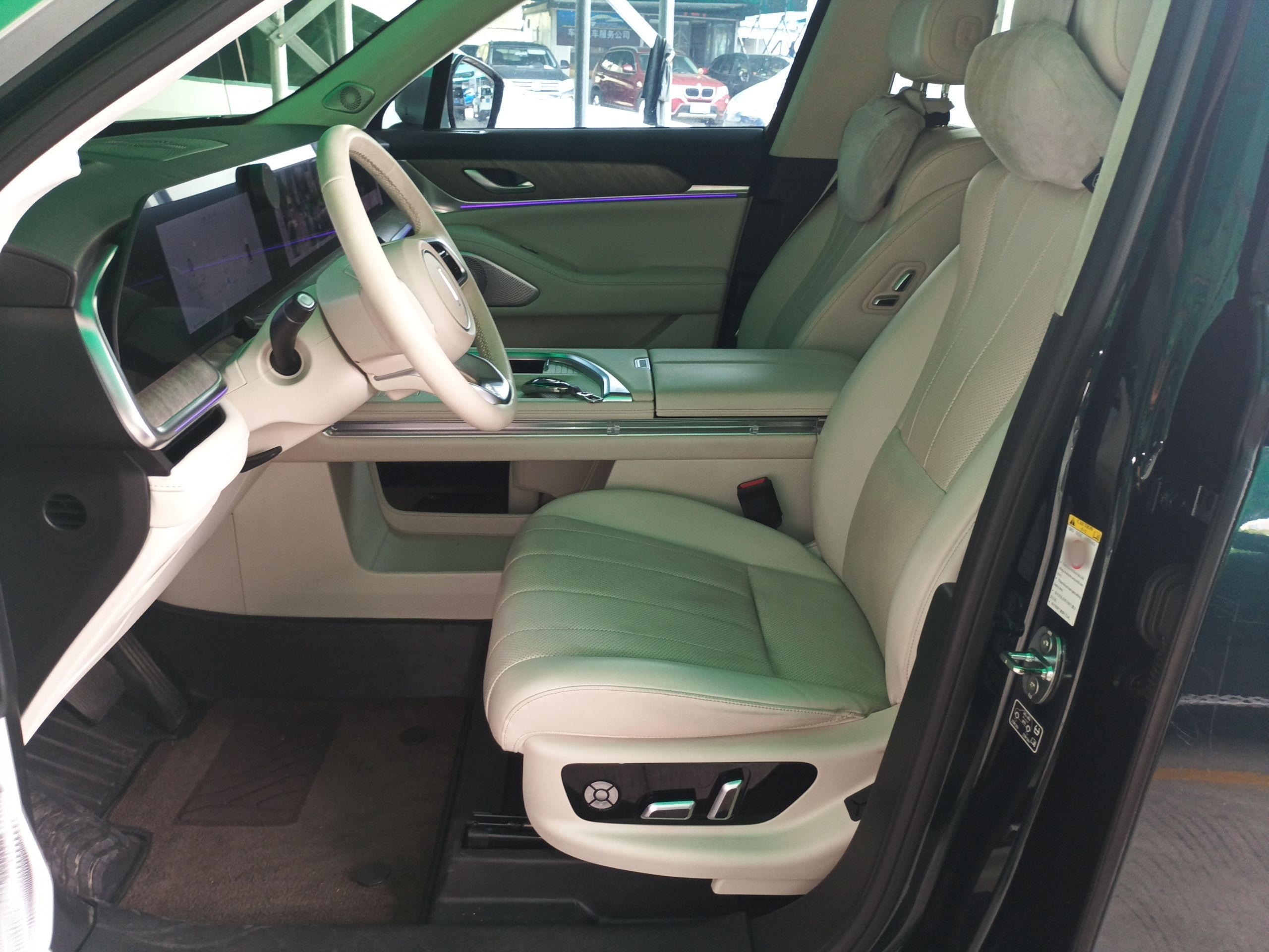 المقاعد الأمامية داخل السيارة