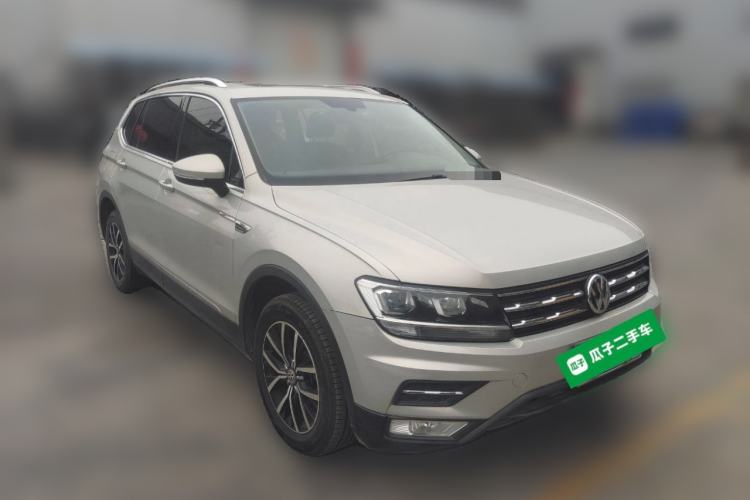 Used Volkswagen Tiguan L 2018 330TSI Automatic Two-Wheel Drive Luxury Edition Front Right 45 Deg