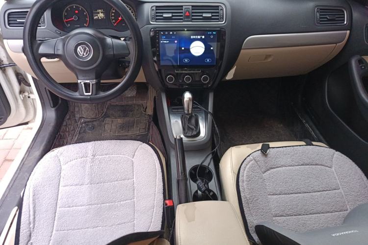 Used Volkswagen Sagitar 2012 1.6L Automatic Comfort Edition Center Console