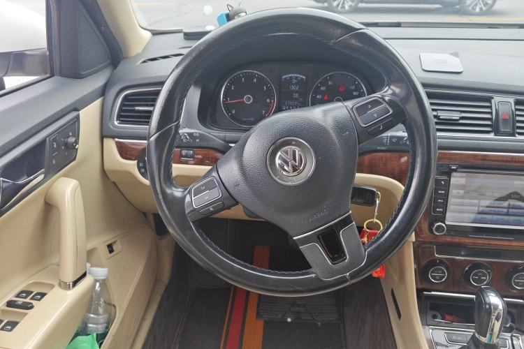 Used Volkswagen Lavida 2013 1.6L Automatic Luxury Edition Steering Wheel
