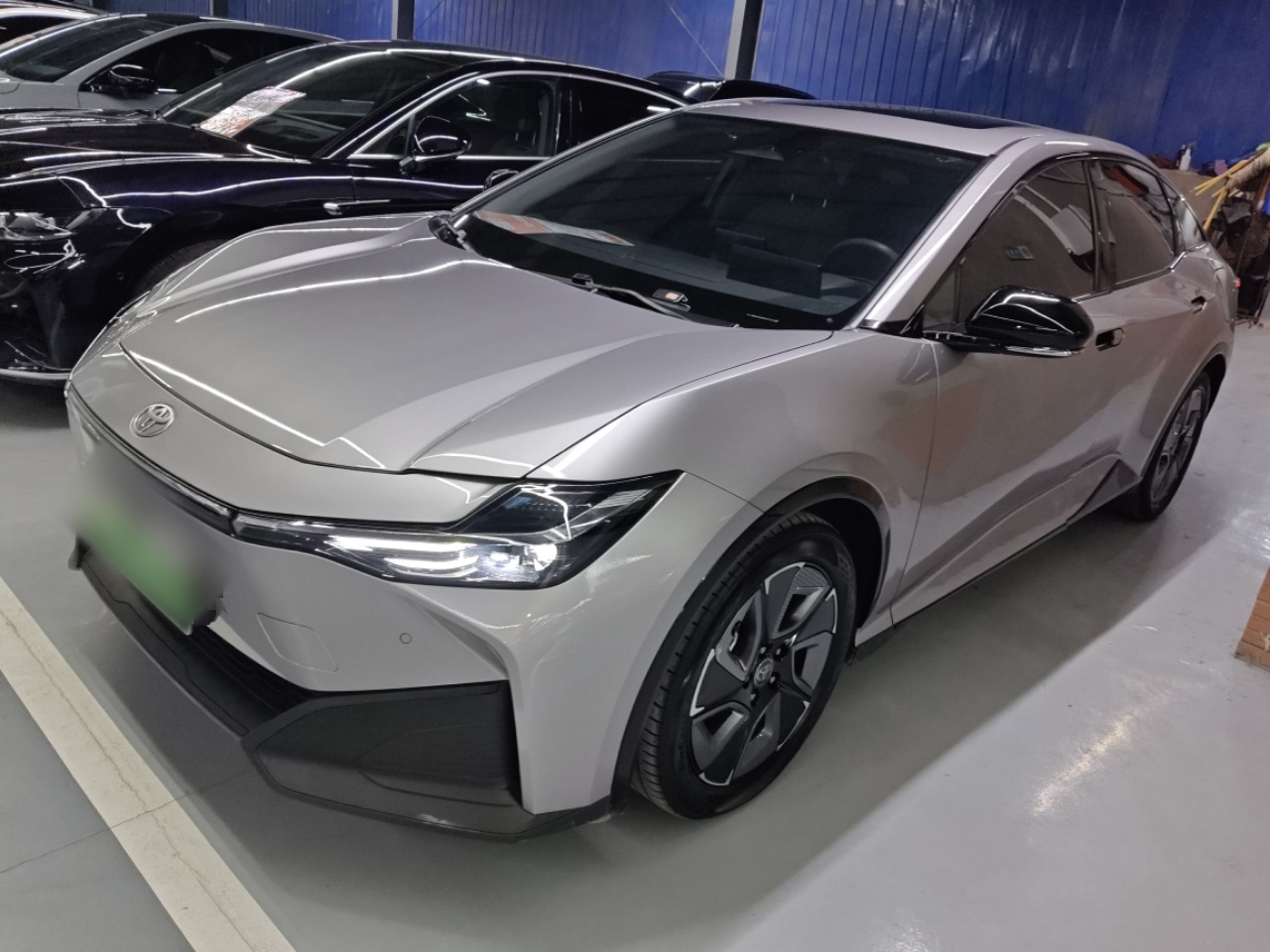 تحت مقدمة السيارة