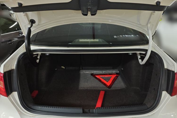 Used Volkswagen Sagitar 2012 1.6L Automatic Fashion Edition Trunk