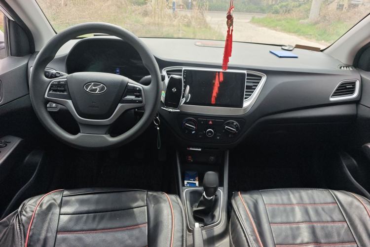 Used Hyundai Verna (new generation) 2020 1.4L Manual GLS Cool Edition Center Console