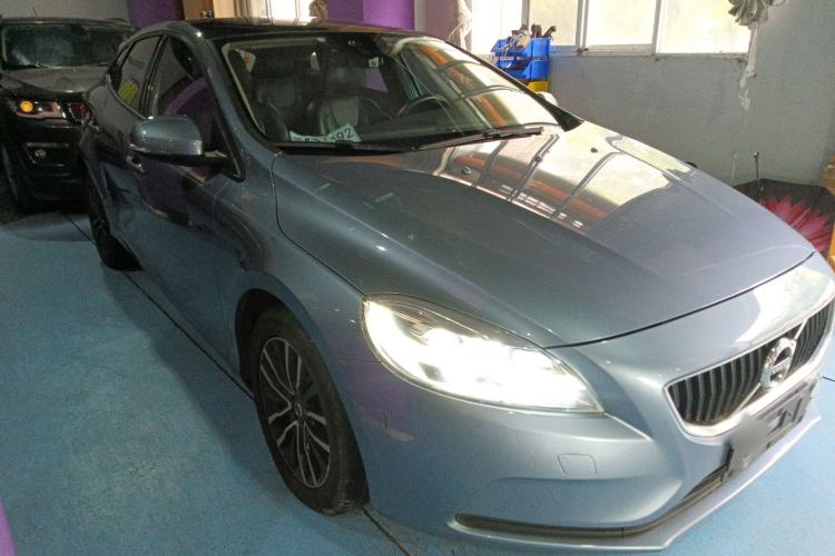 Used Volvo V40 2018 T3 Zhiyi Edition Front Right 45 Deg