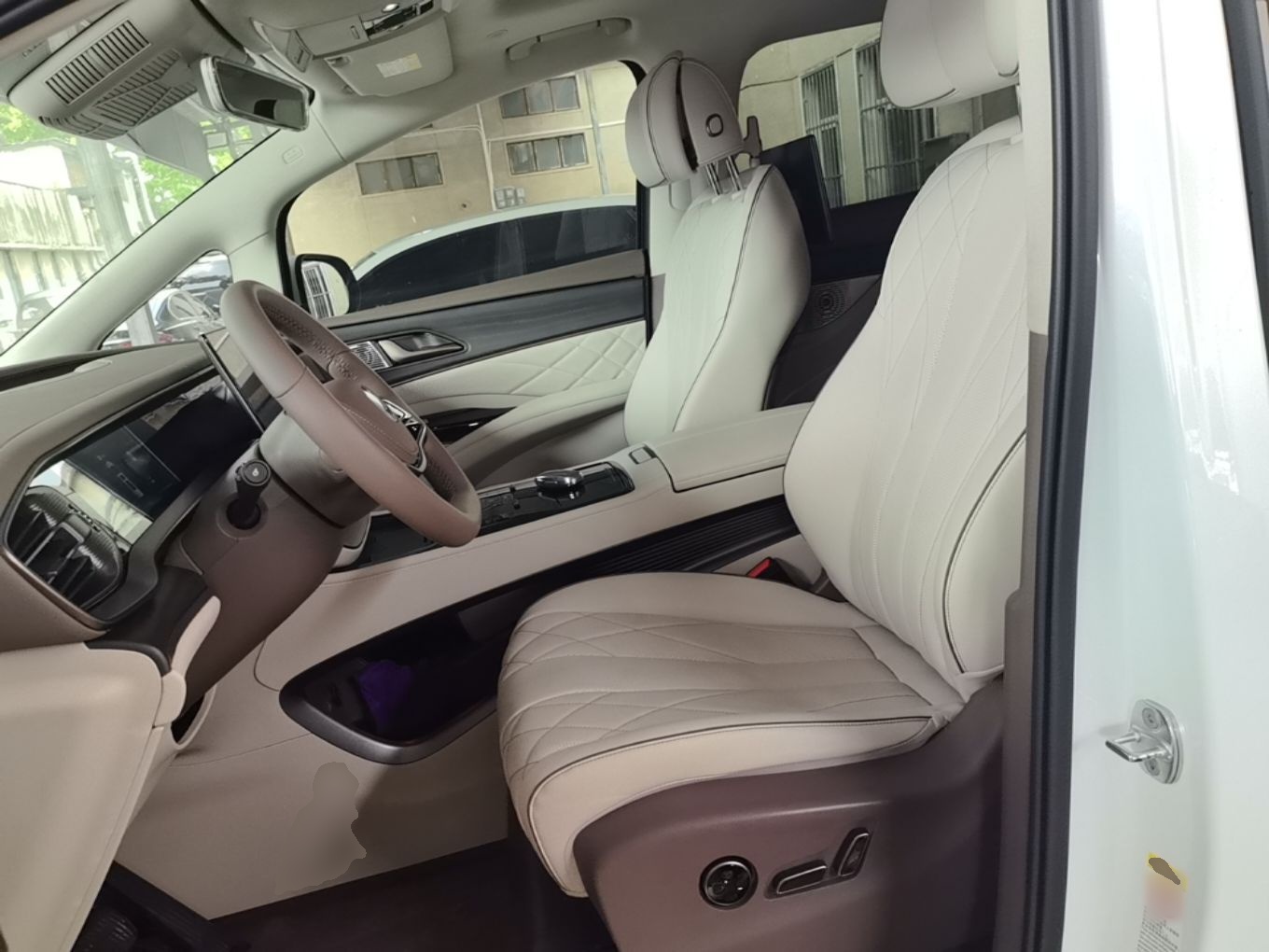 Переднее сиденье в автомобиле