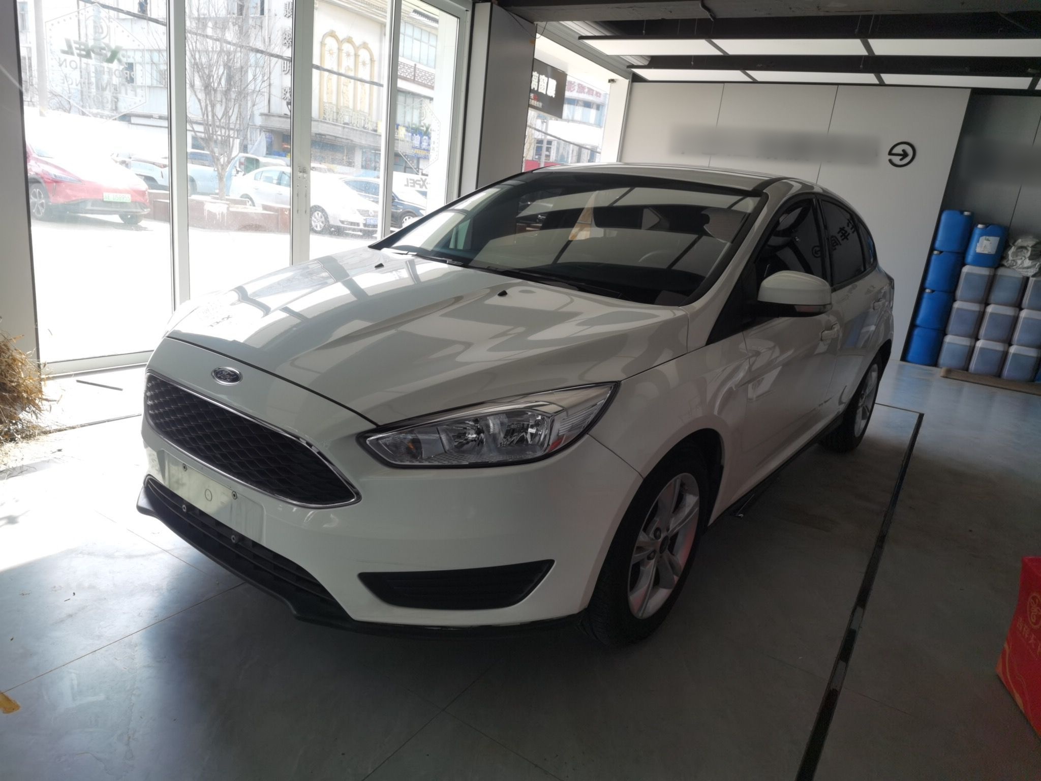 تحت مقدمة السيارة