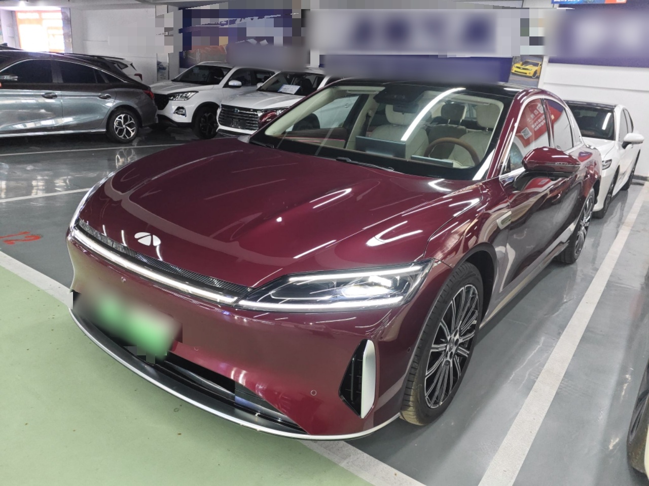 تحت مقدمة السيارة