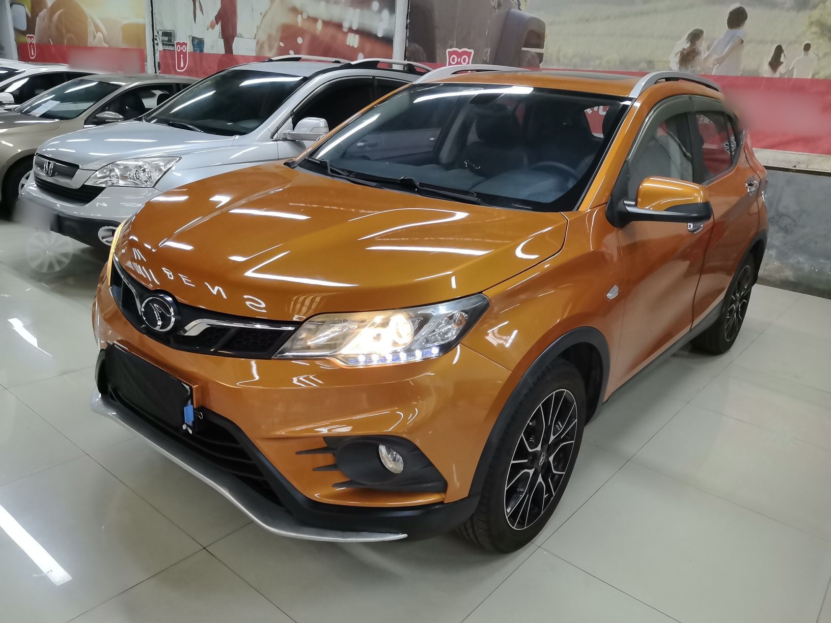 تحت مقدمة السيارة